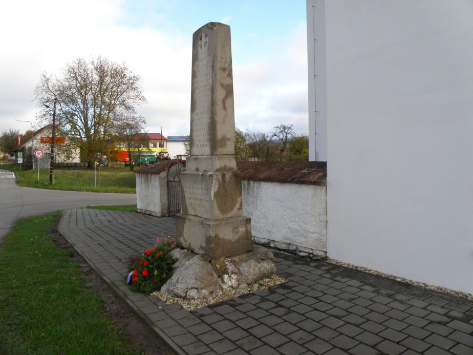 Pohled na pomník ve Vážanech před renovací. 