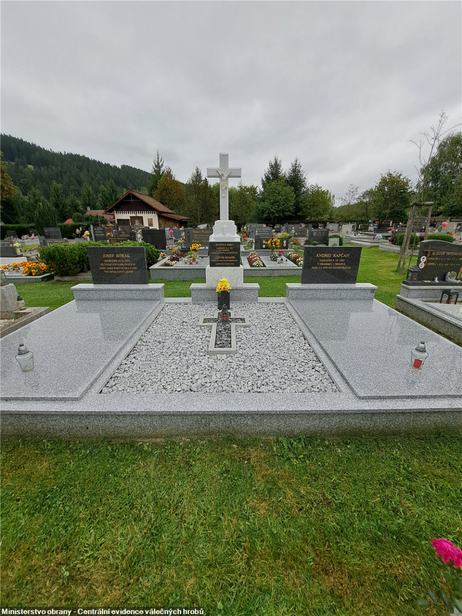 Pohled na zrenovovaný válečný hrob na hřbitově ve Velkých Karlovicích. 