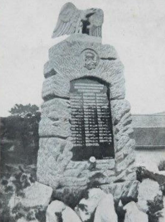 Pomník v Horní Hynčině krátce po svém zbudování. 