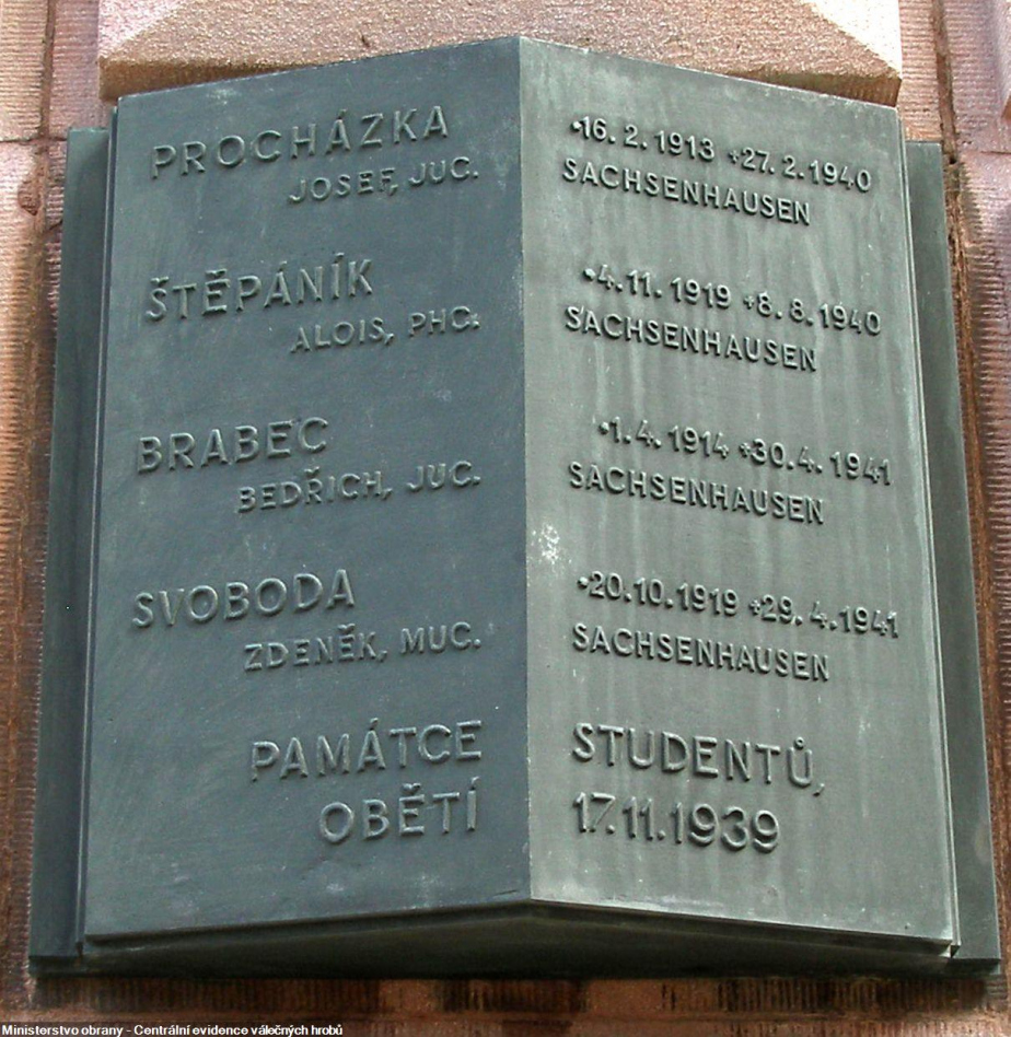 Pamětní deska ve tvaru rozevřené knihy umístěná na dvoře Kounicových kolejí v Brně připomíná jména čtyř brněnských studentů zemřelých v koncentračním táboře Sachsenhausen v důsledku událostí ze dne 17. listopadu 1939.