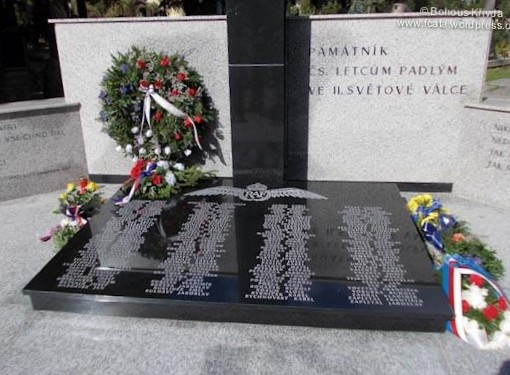 Památník čs. letců II. světové války na městském hřbitově v Prostějově.