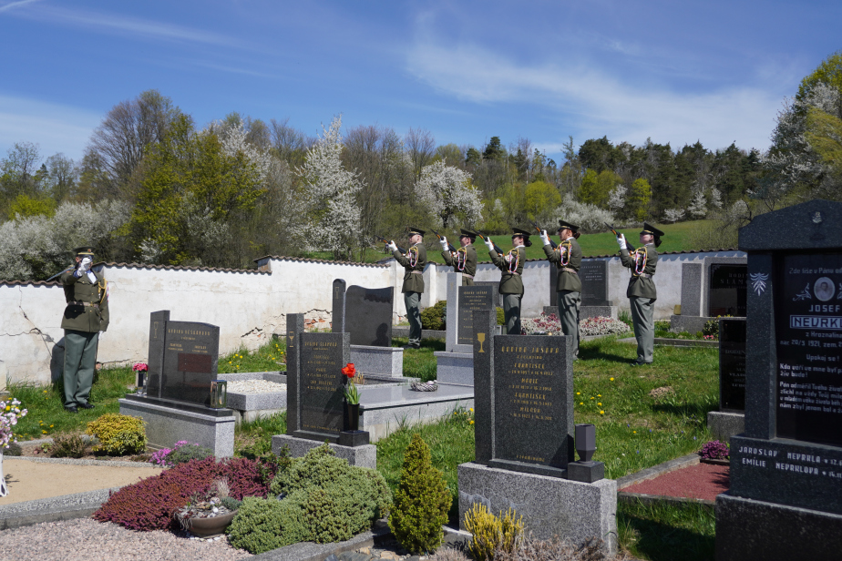 Fotografie z pohřbu respicienta finanční stráže Ludvíka Svobody v Horních Vilémovicích.
