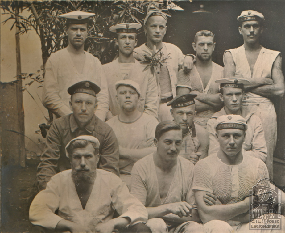 Námořníci SMS Kaiserin Elisabeth a SMS Preussen.