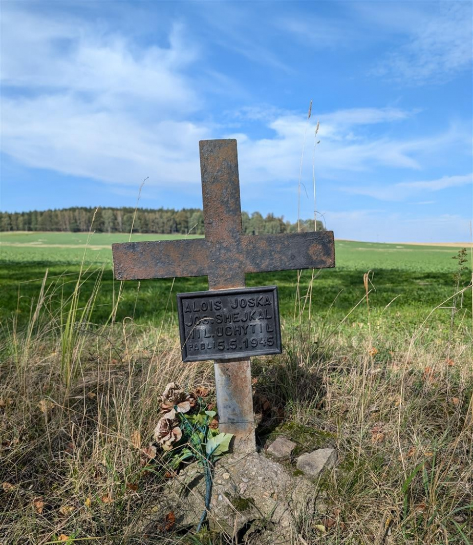 Kříž na místě úmrtí Aloise Josky, Josefa Smejkala a Miloslava Uchytila.