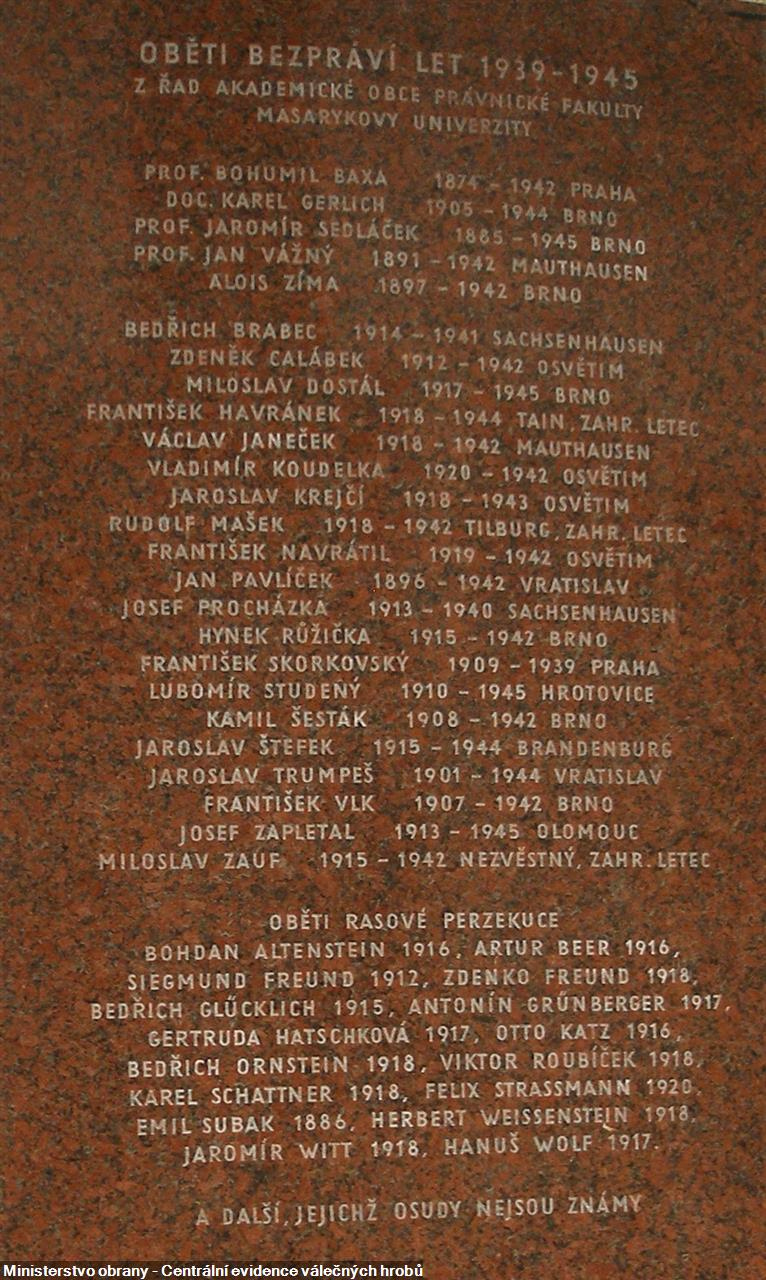 Pamětní deska v budově Právnické fakulty Masarykovy univerzity v Brně nesoucí jméno JUDr. Bedřicha Brabce.