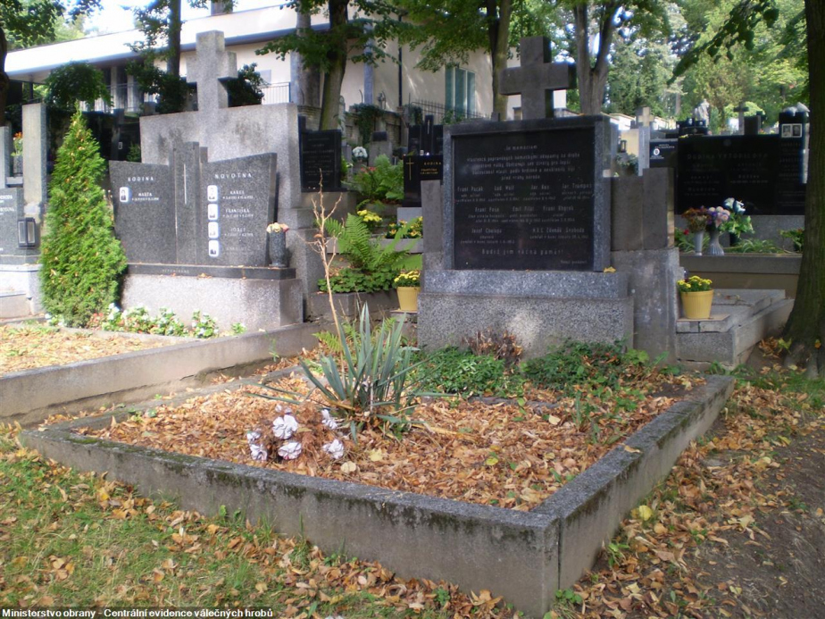 Hrob s ostatky Zdeňka Svobody na hřbitově ve městě Klobouky u Brna.