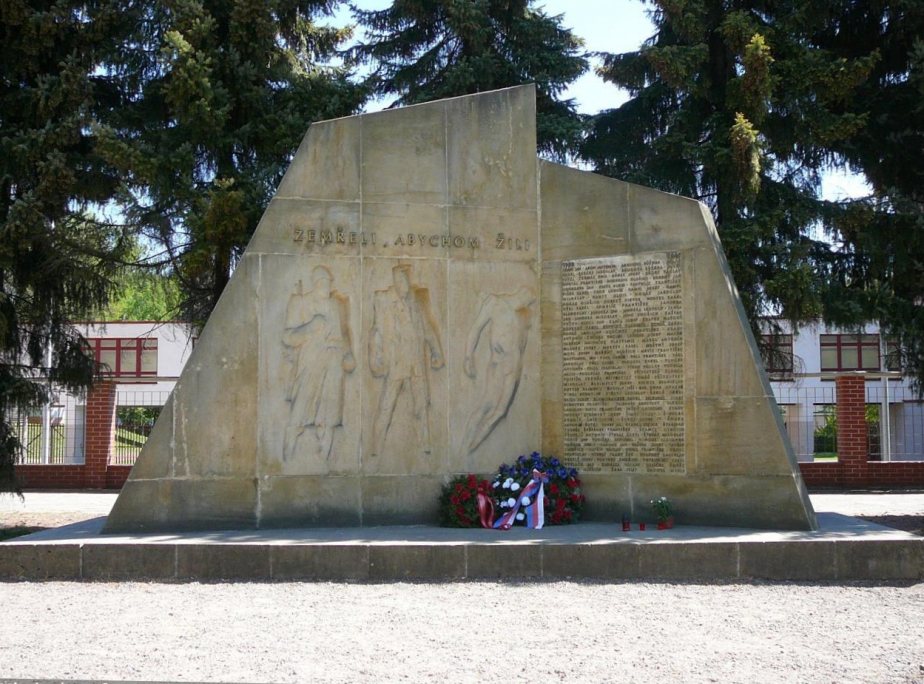 Pomník obětem druhé světové války v České Třebové se jmény plk. Františka Kráčmery a plk. Františka Sixty.
