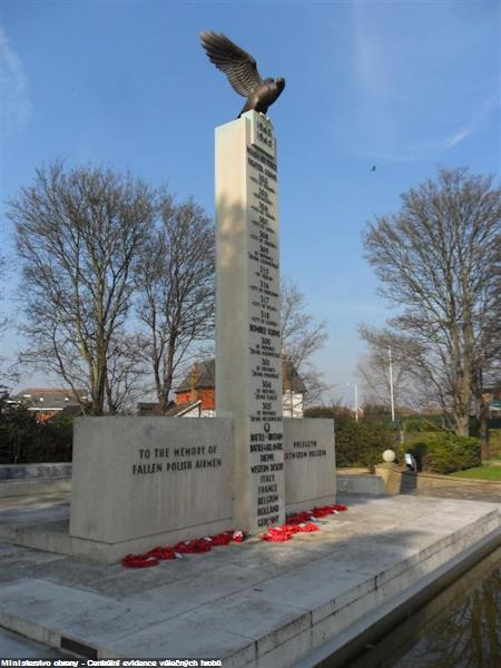 Památník polských letců v Northwoodu v Londýně, kde je vytesáno i jméno plk. in mem. Matěje Pavloviče.