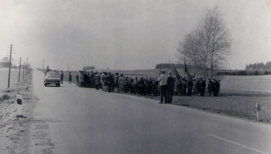 Slavnostní odhalení pomníku v místě střetu u silnice mezi Sobíňovem a Ždírcem nad Doubravou dne 5. května 1955.