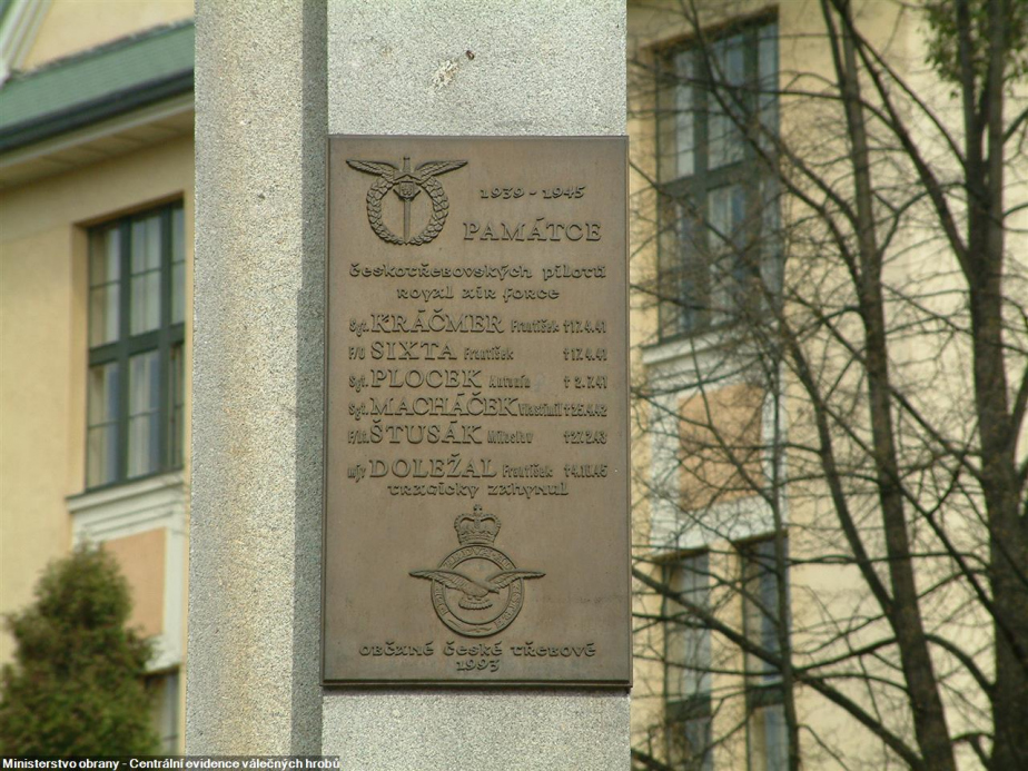 Pomník padlým pilotům RAF v České Třebové se jmény plk. Františka Kráčmery a plk. Františka Sixty.