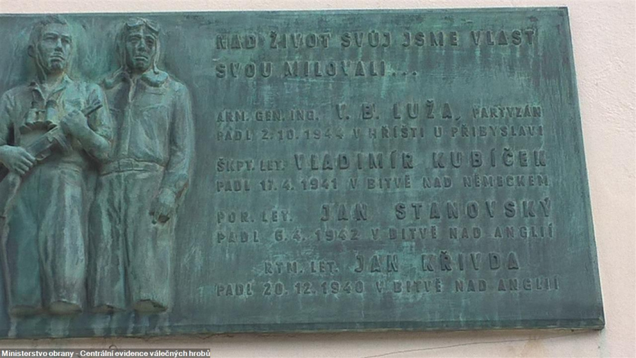 Pamětní deska obětem druhé světové války v Uherském Brodě se jménem pplk. Vladimíra Kubíčka.
