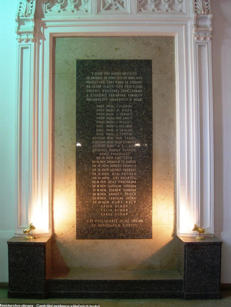 Pamětní deska v budově Lékařské fakulty Masarykovy univerzity v Brně nesoucí jméno MUDr. Zdeňka Svobody.