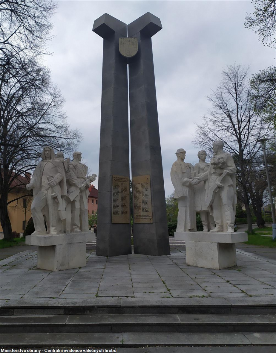 Pomník obětem druhé světové války v Uherském Brodě se jménem pplk. Vladimíra Kubíčka.