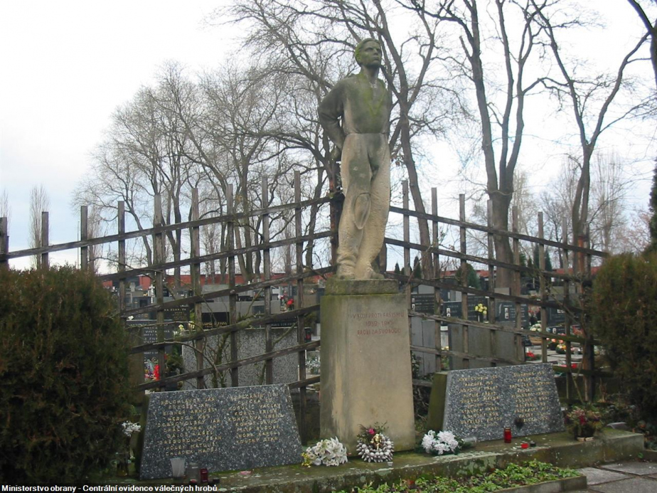 Pomník obětem druhé světové války v Hodoníně se jménem pplk. Václava Košuliče. 