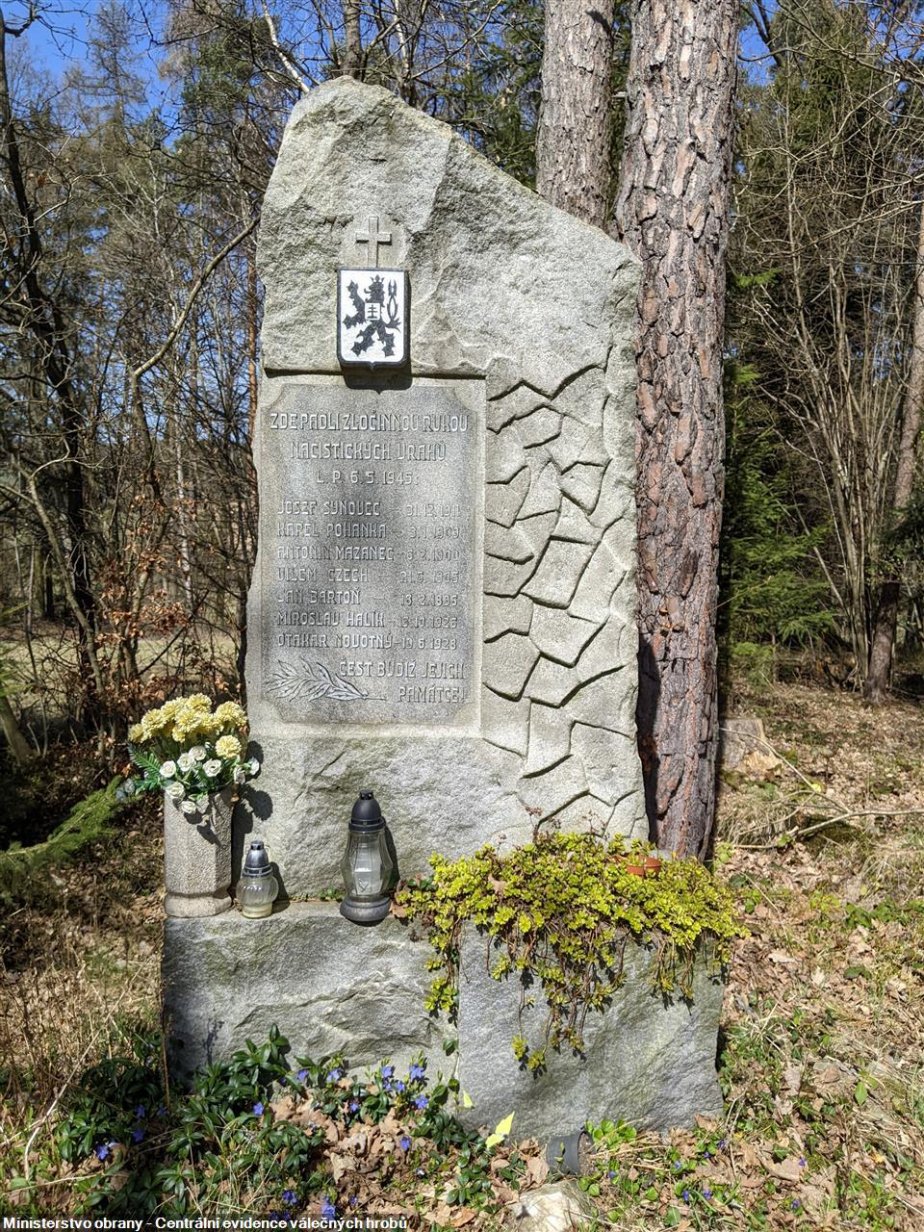 Pomník na tzv. Hurtově háji u obce Věž se jmény sedmi obětí, které zde byly zavražděny 6. května 1945. 