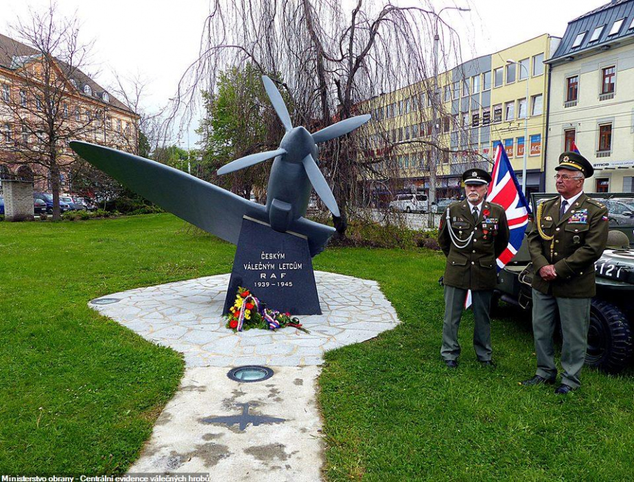 Pomník padlým českým válečným letcům RAF v Českých Budějovicích se jménem pplk. Václava Štětky.