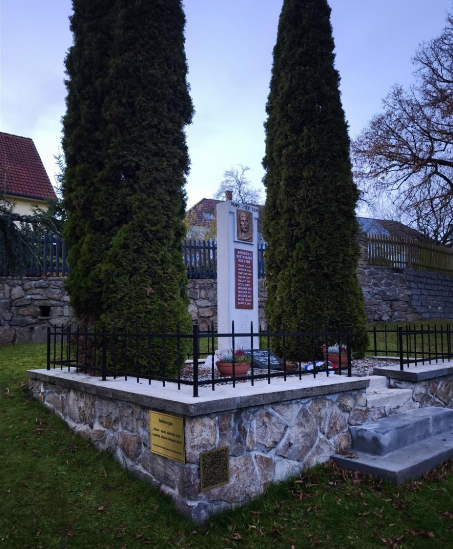 Pohled na pomník obětem 1. a 2. světové války v Olešné po renovaci.