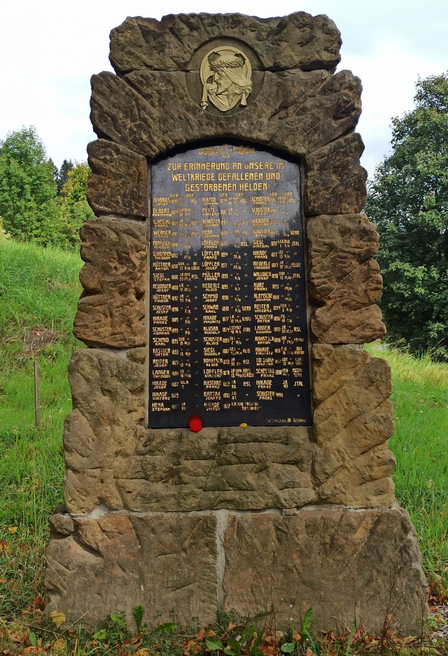 Pohled na pomník v Horní Hynčině před renovací. 