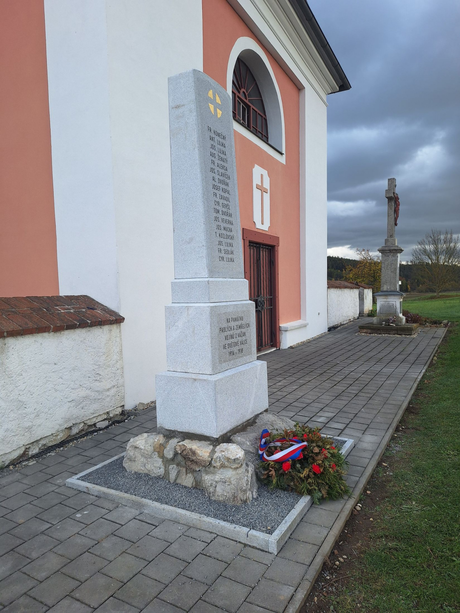 Pohled na pomník ve Vážanech po renovaci.