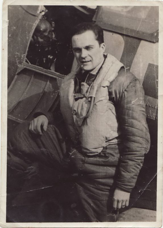 Plk. in mem. Matěj Pavlovič u svého letadla.