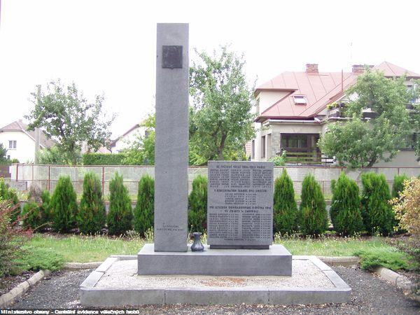 Pomník obětem první a druhé světové války ve Ždírci nad Doubravou. Stojí na místě bývalého transformátoru, který byl zničen při bombardování obce dne 9. května 1945.
