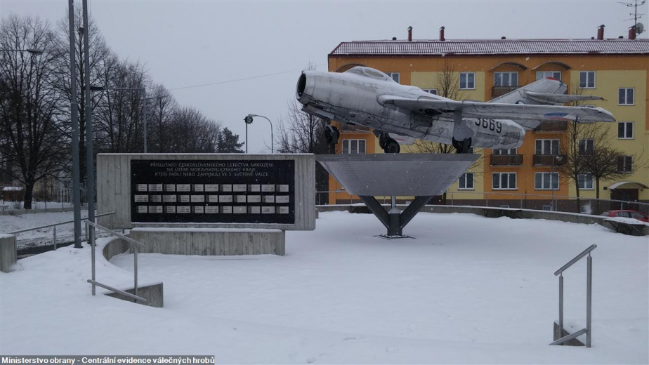 Pomník padlým letcům z Moravskoslezského kraje v Příboře se jménem pplk. Rudolfa Lifczicze.