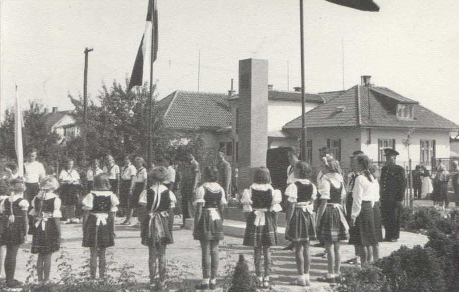 Slavnostní odhalení pomníku ve Ždírci nad Doubravou dne 29. července 1951. 