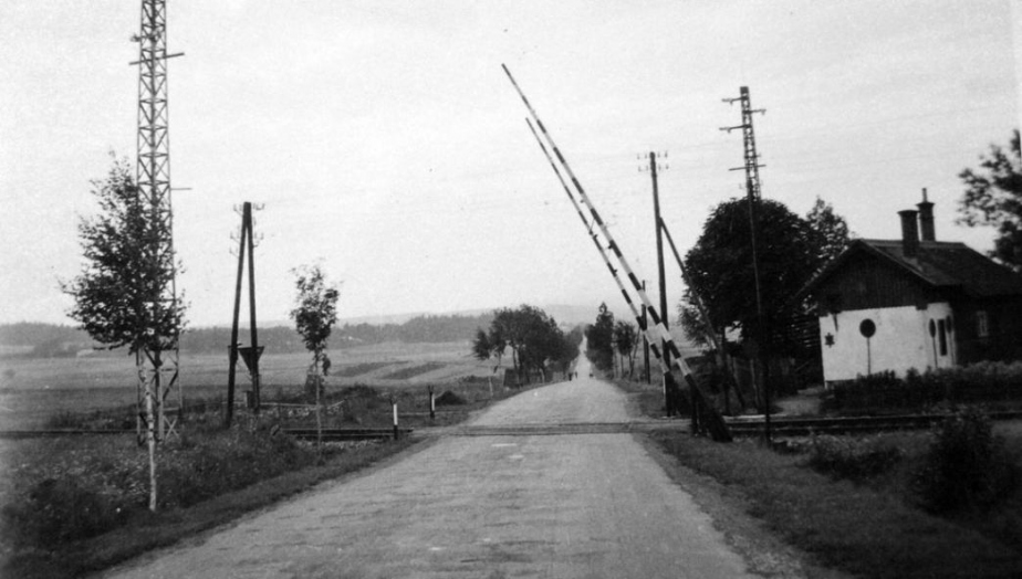 Fotografie z 60. let 20. stol. zachycuje železniční přejezd na silnici mezi Sobíňovem a Ždírcem nad Doubravou. Pohled je orientován od Sobíňova, odkud přijížděla skupina povstalců, směrem ke Ždírci, odkud se z mírného kopečku blížily německé jednotky.