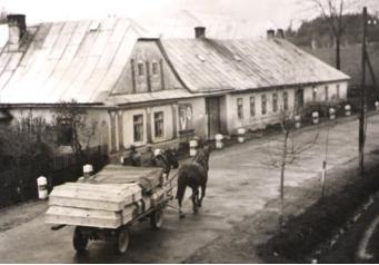 Vůz tažený koněm převážející dřevěné rakve s těly obětí. Fotografie pochází ze 7. května 1945. 