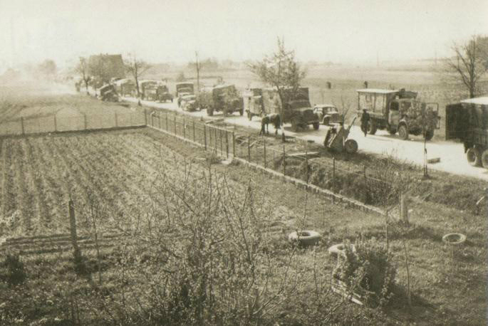 Opuštěný německý konvoj ve Ždírci nad Doubravou, květen1945.