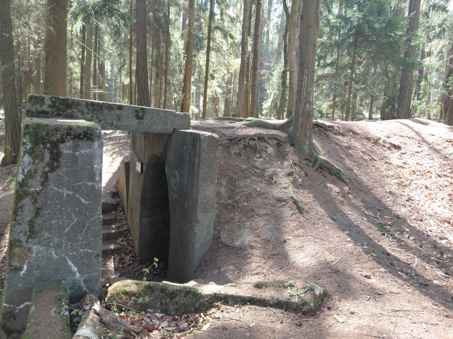 U obce Bílek se nachází bývalý vojenský areál muničních skladů, jehož výstavba započala roku 1932. Areál byl obklopen protileteckými kryty, z nichž se do dnešní doby dochovalo šest; na fotografii je zachycen jeden z nich.