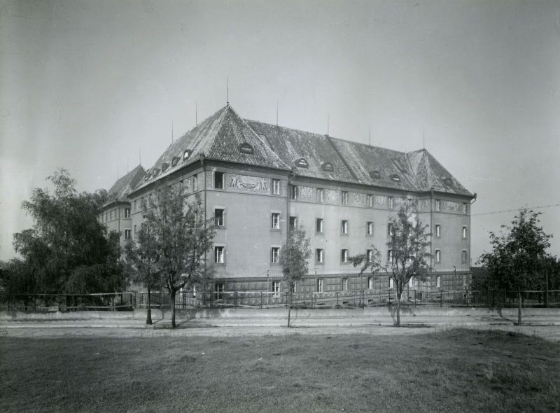 Pohled na Kounicovy koleje. Budova postavená roku 1922 byla počátkem roku 1940 využívána jako věznice, kterou prošly desítky tisíc českých vlastenců, odbojářů a vysokoškolských učitelů, z nichž velká část byla následně deportována do koncentračních táborů.