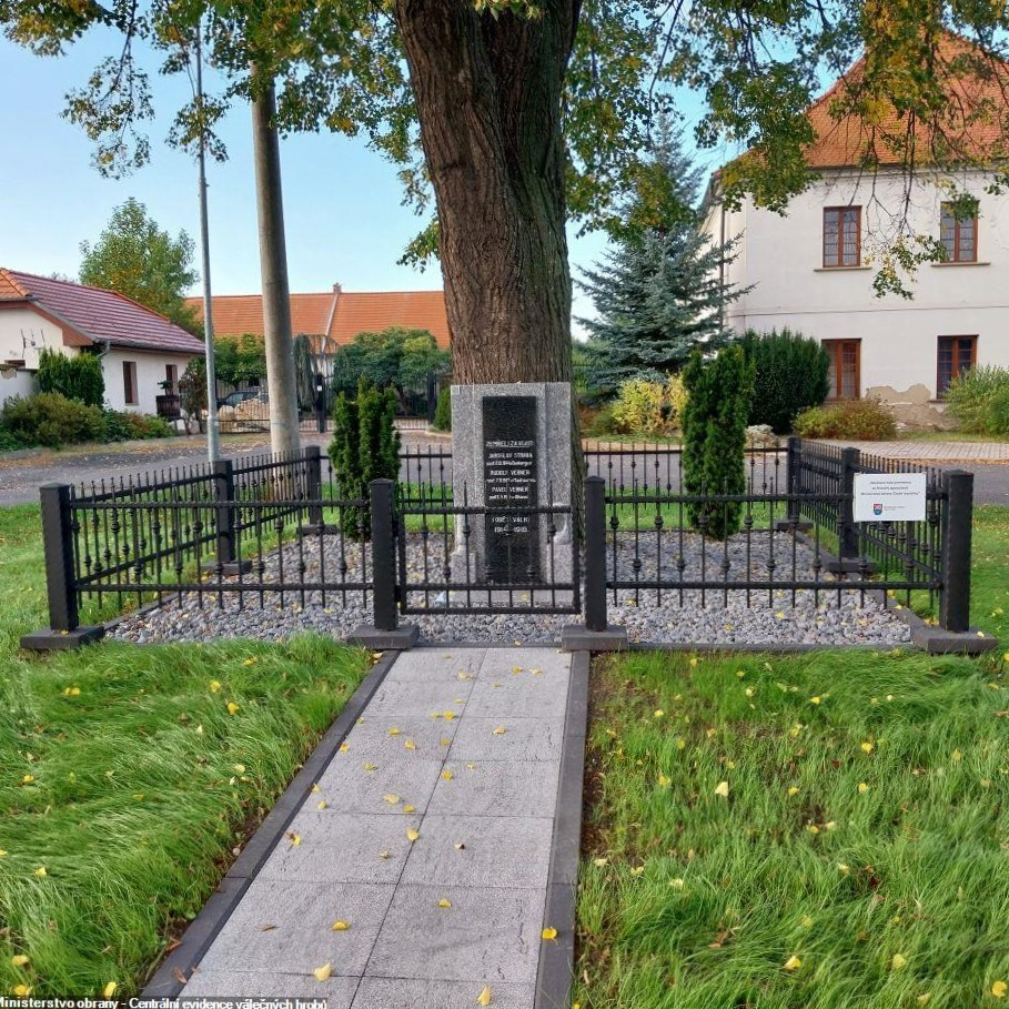 Celkový pohled na nový pomník v Blšanech u Loun. 