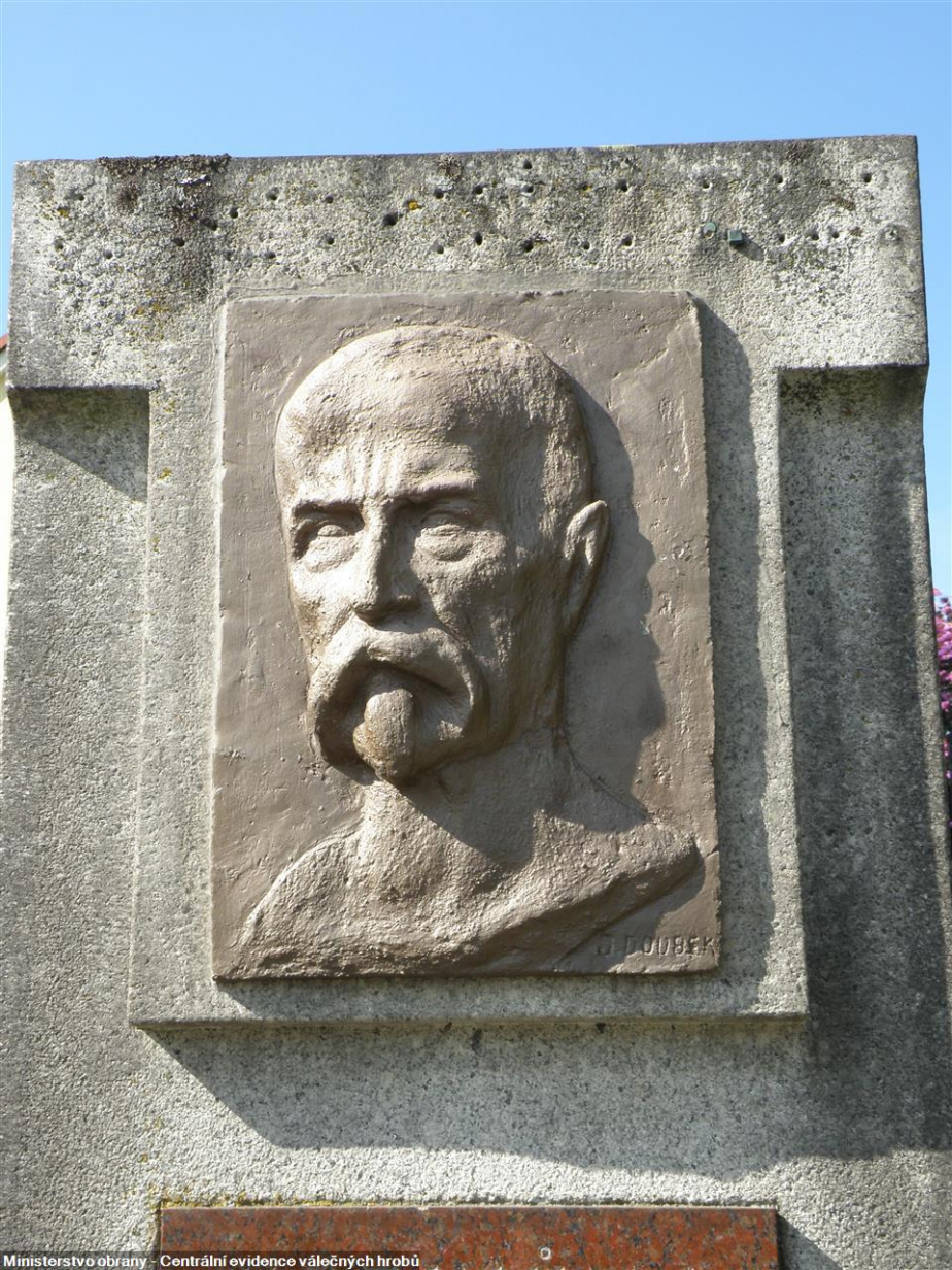 Detailní pohled na portrétní reliéf T. G. Masaryka před renovací. Povšimněte si místo nad reliéfem, kde chyběl nápis „Pravda vítězí – T. G. M“. 