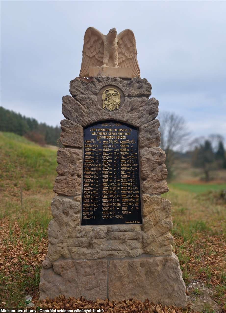 Pohled na pomník v Horní Hynčině po renovaci. 