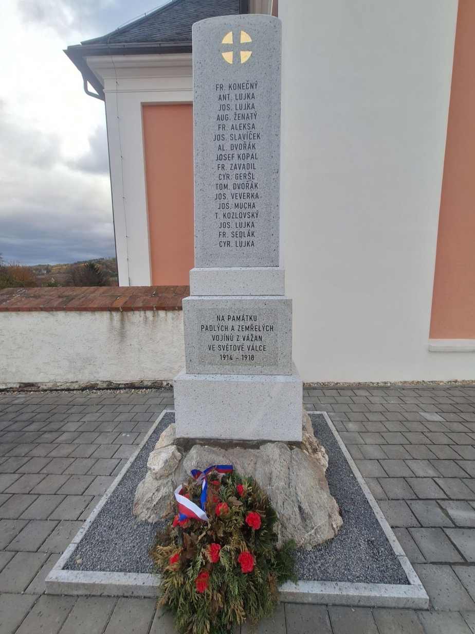 Pohled na pomník ve Vážanech po renovaci. 