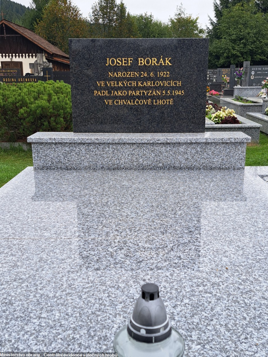 Detailní pohled na válečný hrob na hřbitově ve Velkých Karlovicích po renovaci. 