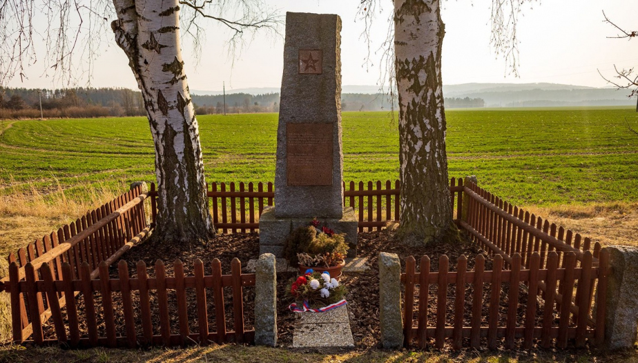 Pohled na pomník Ivana Alexandroviče Kravěce v Olešné před renovací. 