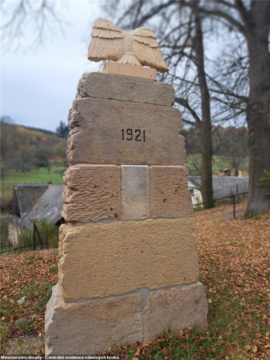 Pohled na zadní část pomníku v Horní Hynčině po renovaci. 