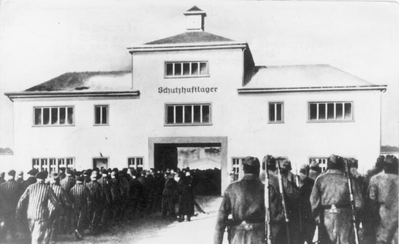 Koncentrační tábor Sachsenhausen ležel nedaleko města Oranienburg severně od Berlína a byl zřízen již roku 1936. Na fotografii je vyobrazena vstupní brána tábora.