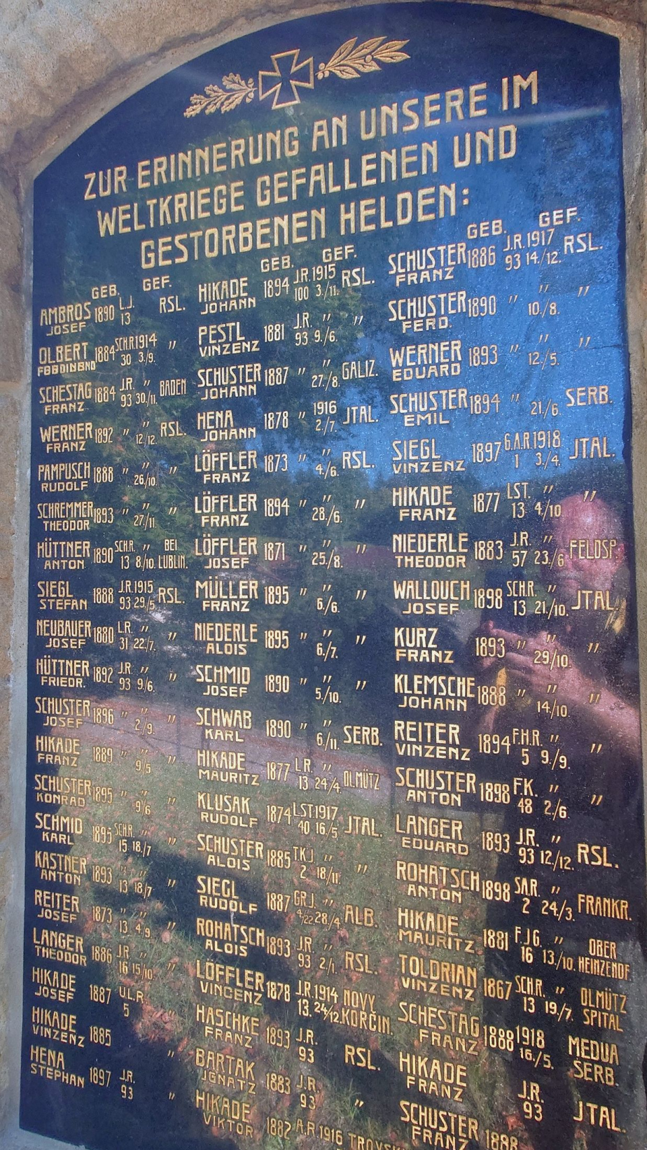 Detail nově vyzlacené nápisové desky na pomníku v Horní Hynčině. 