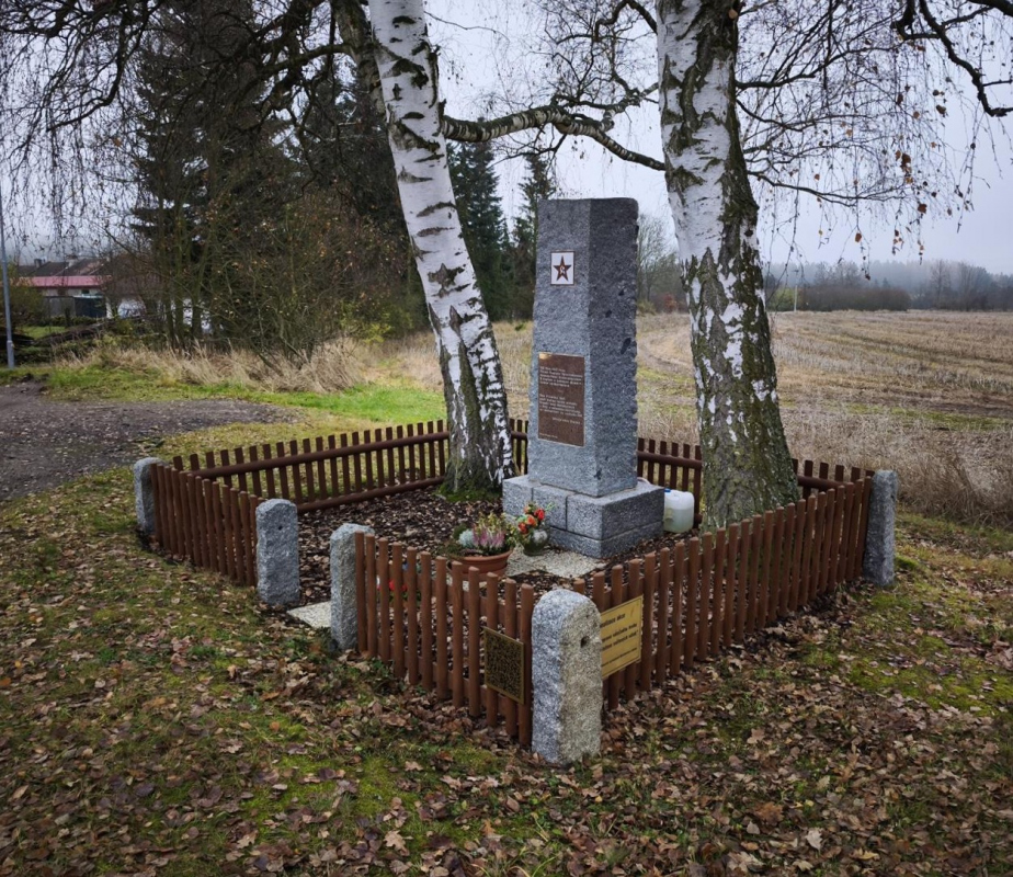 Pohled na pomník Ivana Alexandroviče Kravěce v Olešné po renovaci. 