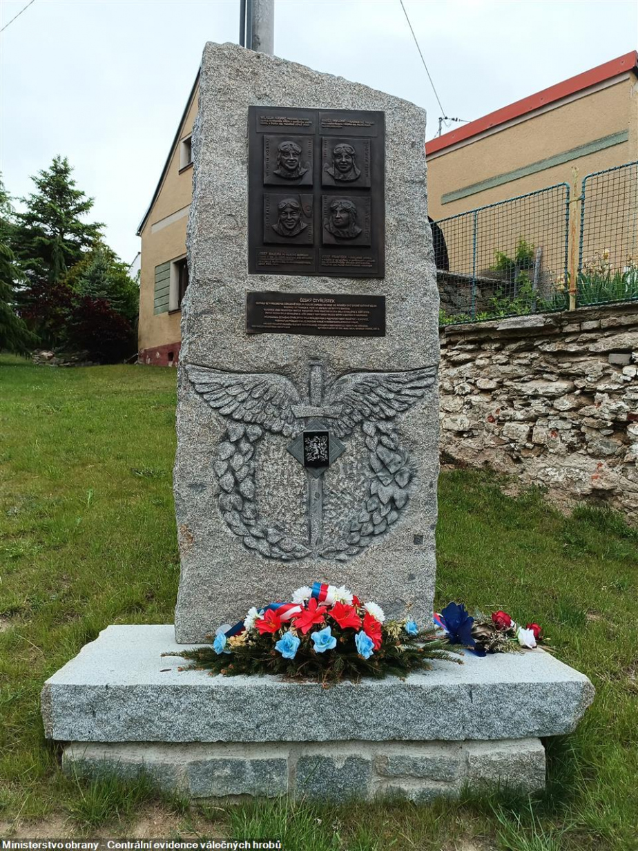 Pomník ve Vlkonicích připomíná památku letců „českého čtyřlístku“, účastníků zahraničního odboje v II. světové válce [Wilhelm Kosarz (1908–1940), Matěj Pavlovič (1915–1941), Josef Balejka (1917–2004) a Josef František (1914–1940)].