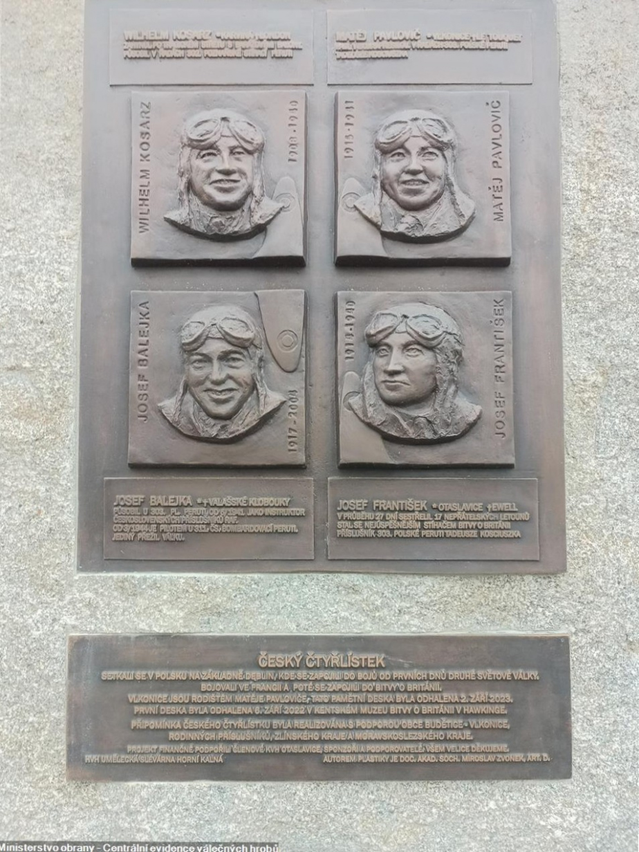 Detail desky pomníku.