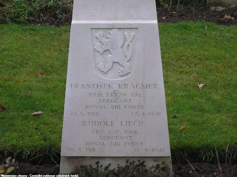 Hrob plk. Františka Kráčmery a pplk. Rudolfa Lifczicze na vojenském hřbitově Jonkerbos v Nijmegenu.
