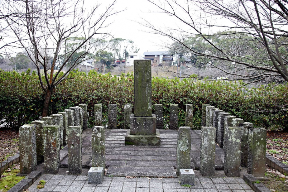 Pomník zemřelých zajatců u jezírka chrámu Šogen-ji.