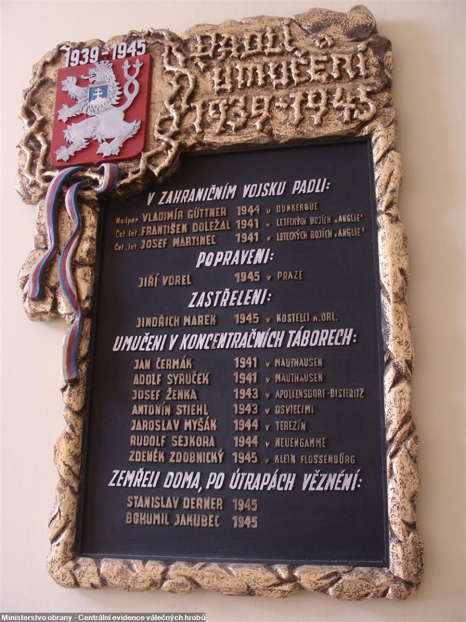 Pamětní deska umístěná ve vestibulu základní školy v Doudlebech nad Orlicí obsahuje seznam jmen obětí války z let 1939 až 1945, mezi nimiž nechybí jméno letce Josefa Martince. 