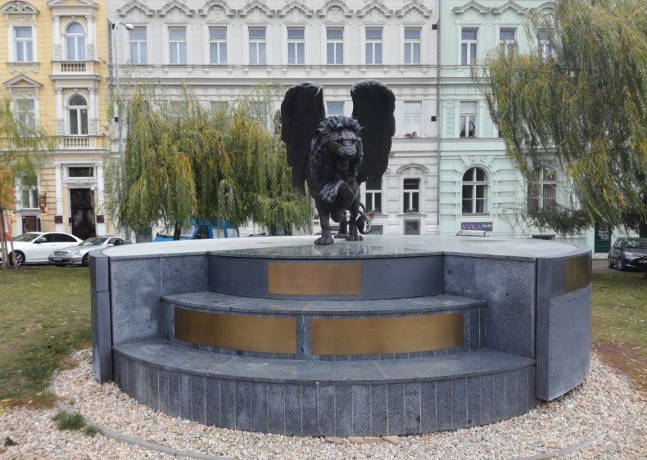 Mezi čs. letci, kteří jsou uvedeni na Pomníku čs. letcům na pražském Klárově, se objevují Oldřich Kestler a Josef Martinec. 