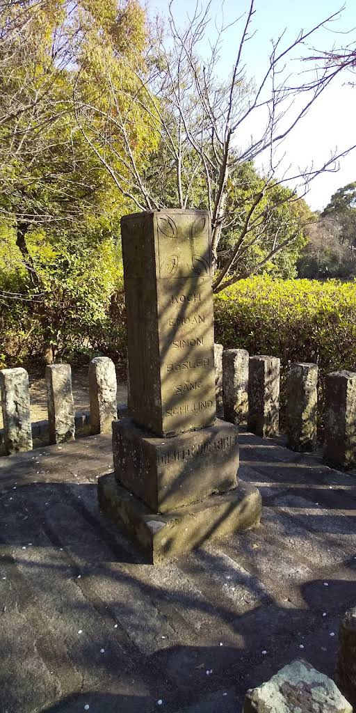 Pravá strana pomníku se jménem Josefa Šance.