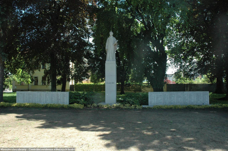 Pomník se jménem Josefa Šance v Nymburku.